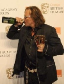 Mickey Rourke celebra a su estilo el BAFTA como mejor actor por "The Wrestler"